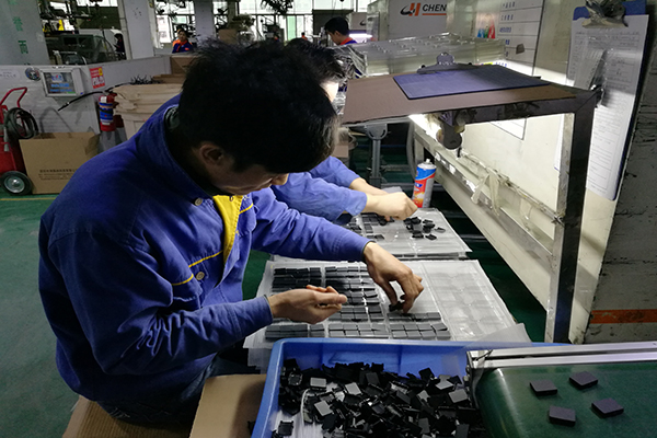 選擇藍(lán)牙耳機(jī)模具廠——開模前您需要了解這個(gè)！